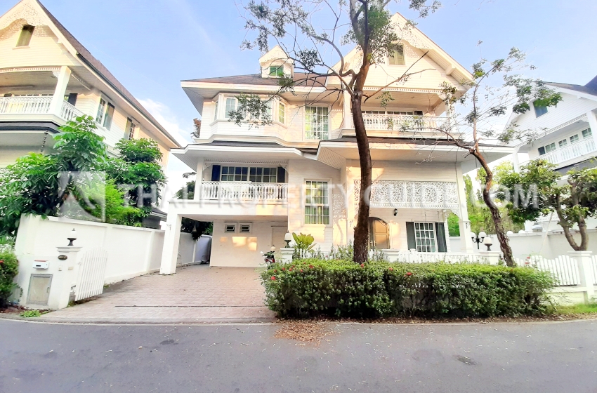 House with Shared Pool in Sukhumvit 